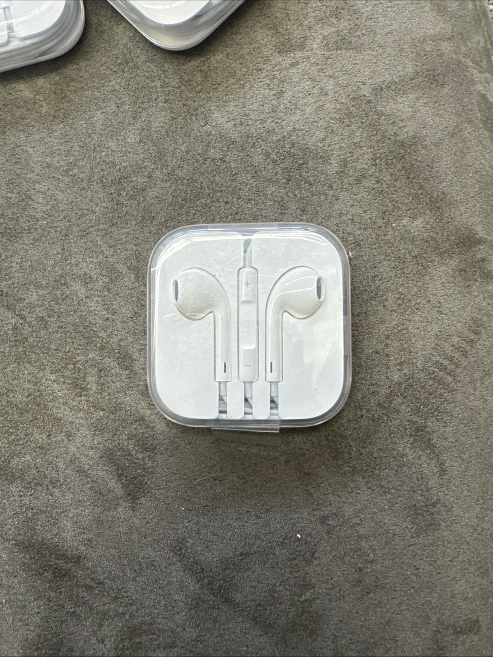 Apple White Wired Earbud Headphones with Inline Remote and Mic